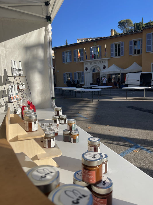 Pots de miel artisanal Bee Riviera en dégustation